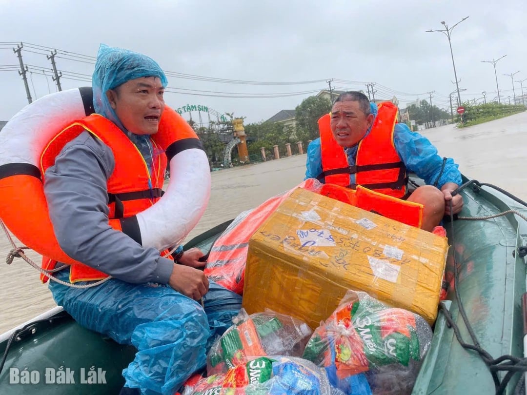 កាណូតជួយសង្គ្រោះ ដឹកស្បៀងអាហារ និងទឹកទៅចែកជូនប្រជាជននៅតំបន់ដាច់ស្រយាល។