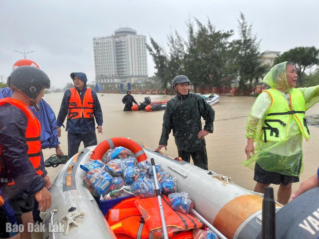 អាវ​ជីវិត​លើ​ទូក​កាណូ​ត្រៀម​ជួយ​សង្គ្រោះ​មនុស្ស​នៅ​តំបន់​លិច​ទឹក​ជ្រៅ និង​ទឹក​កួច។