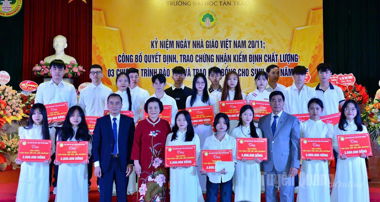 Lãnh đạo Hội Khuyến học tỉnh và Trường Đại học Tân Trào trao học bổng cho các tân sinh viên.