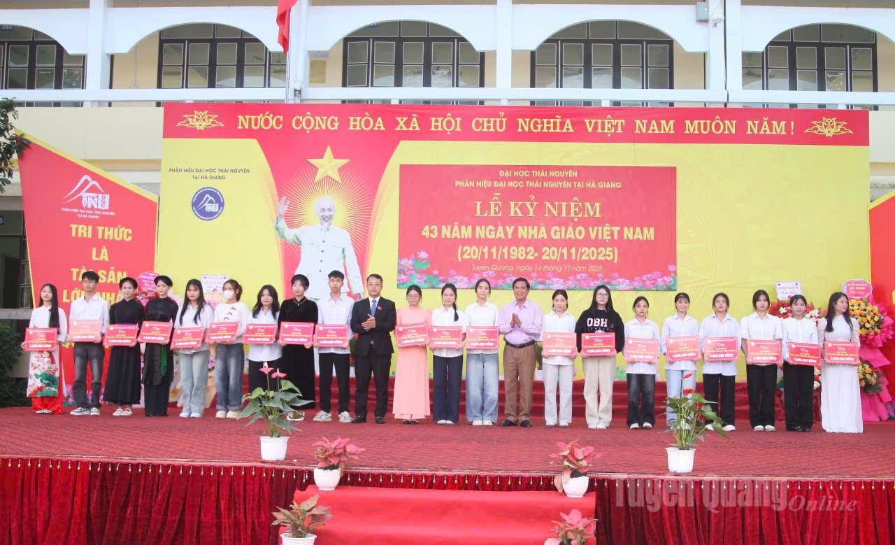 Lãnh đạo Hội Khuyến học tỉnh trao học bổng cho tân sinh viên Phân hiệu Đại học Thái Nguyên tại Hà Giang.
