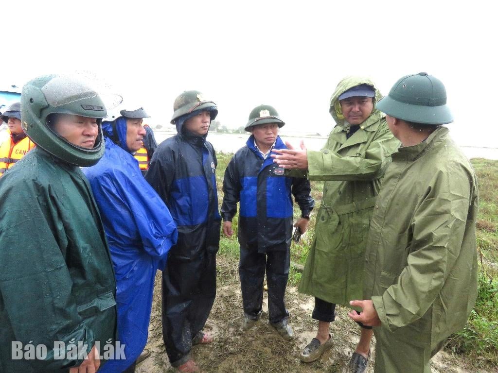 प्रांतीय पार्टी समिति के सदस्य, प्रांतीय पार्टी समिति के संगठन बोर्ड के उप प्रमुख वाई नुआन ब्याओ ने ईए ओ कम्यून के नेताओं और कार्यात्मक बलों के साथ मिलकर ईए ओ कम्यून में बाढ़ प्रतिक्रिया और बचाव कार्य का निरीक्षण और कमान संभाली।