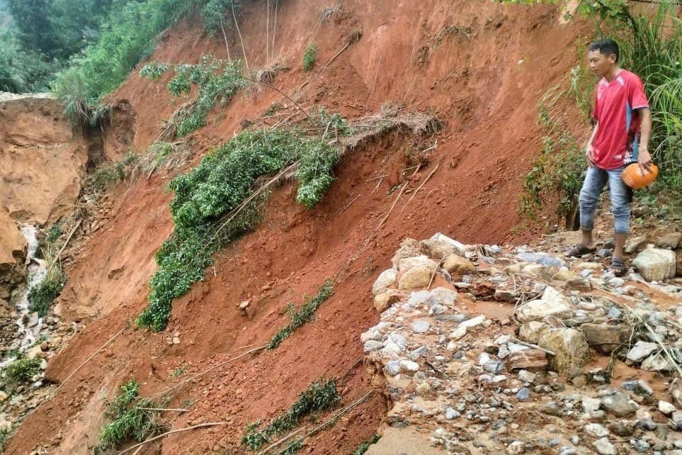 Trên 300 người dân xã Cà Đam (Quảng Ngãi) vẫn bị chia cắt do đường bị đứt gãy