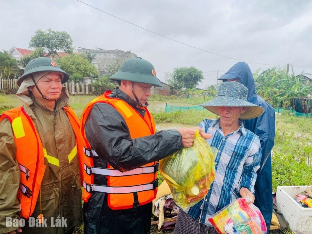 Thượng tướng Trương Thiên Tô thăm hỏi, động viên người dân vùng lũ