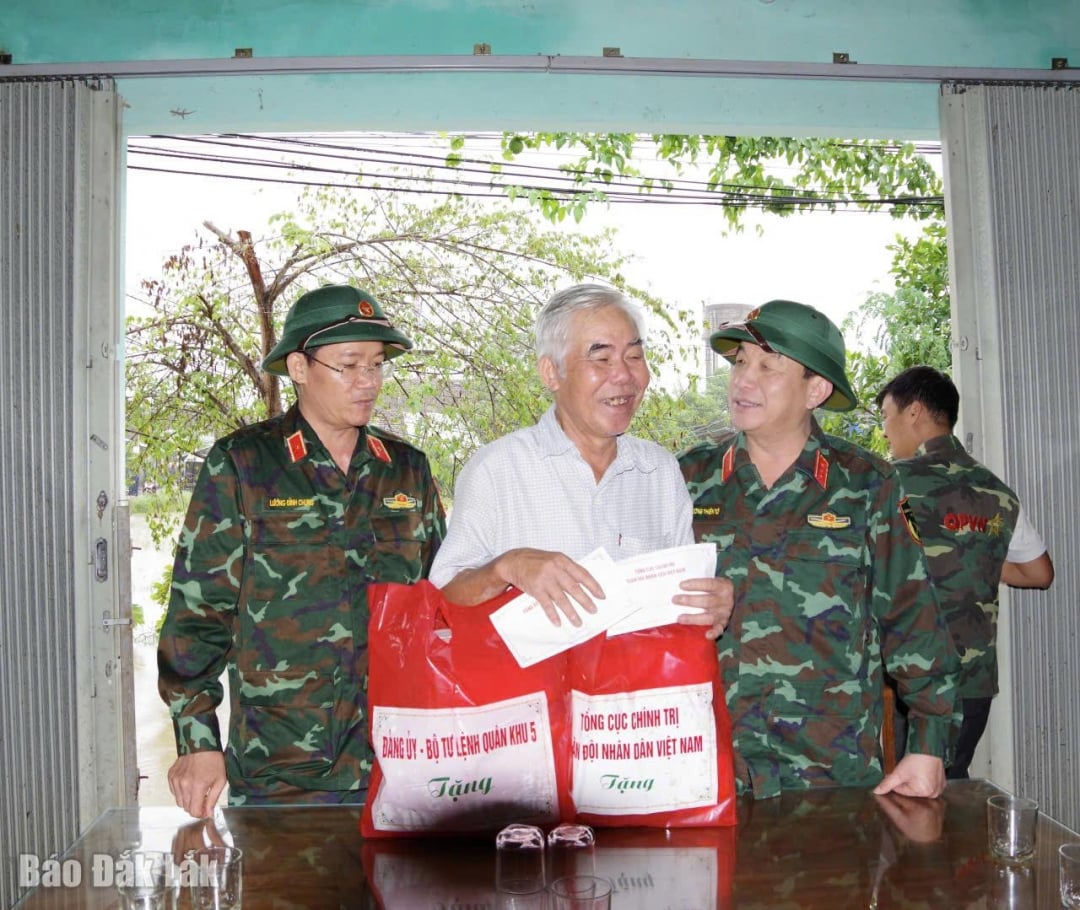 Đoàn công tác thăm hỏi, động viên người dân bị ngập lụt.