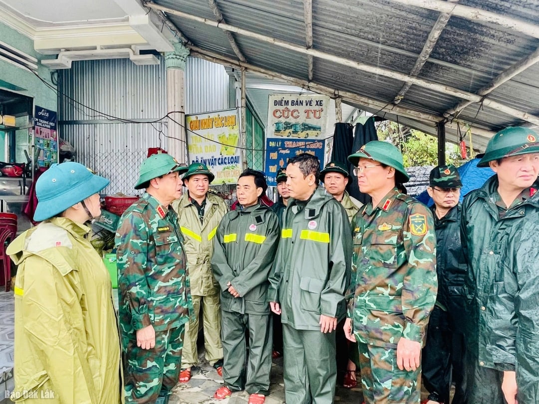 Thượng tướng Trương Thiên Tô chuyện trò, động viên các đơn vị, lực lượng tham gia hiệm vụ khắc phục hậu quả thiên tai tại các xã, phường phía Đông của tỉnh Đắk Lắk.