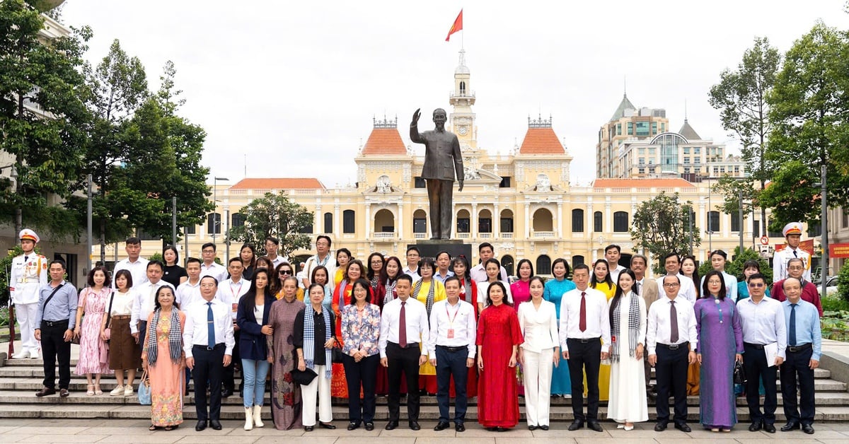 Đại biểu Liên hoan phim Việt Nam dâng hoa tại công viên Tượng đài Bác Hồ