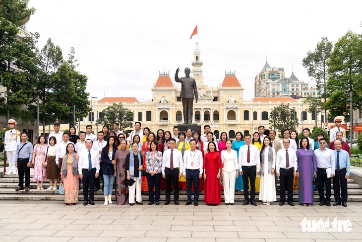Vietnam Film Festival delegation offers flowers at Uncle Ho Monument Park - Photo 1. Liên hoan phim Việt Nam - Ảnh 1.
