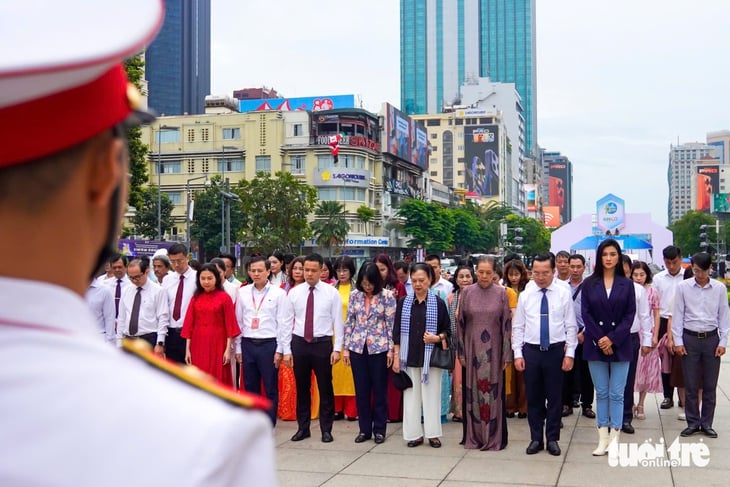 Vietnam Film Festival delegation offers flowers at Uncle Ho Monument Park - Photo 3. Liên hoan phim Việt Nam - Ảnh 3.