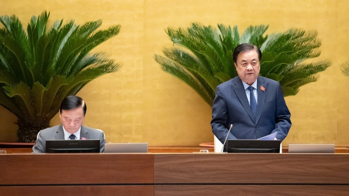 Le vice-président de l'Assemblée nationale, Le Minh Hoan, a présidé le débat à l'Assemblée nationale sur le projet de loi relatif à l'intelligence artificielle (IA). Photo : Quochoi.vn Phó chủ tịch Quốc hội Lê Minh Hoan điều hành Quốc hội thảo luận dự án Luật Trí tuệ nhân tạo (AI). Ảnh: Quochoi.vn