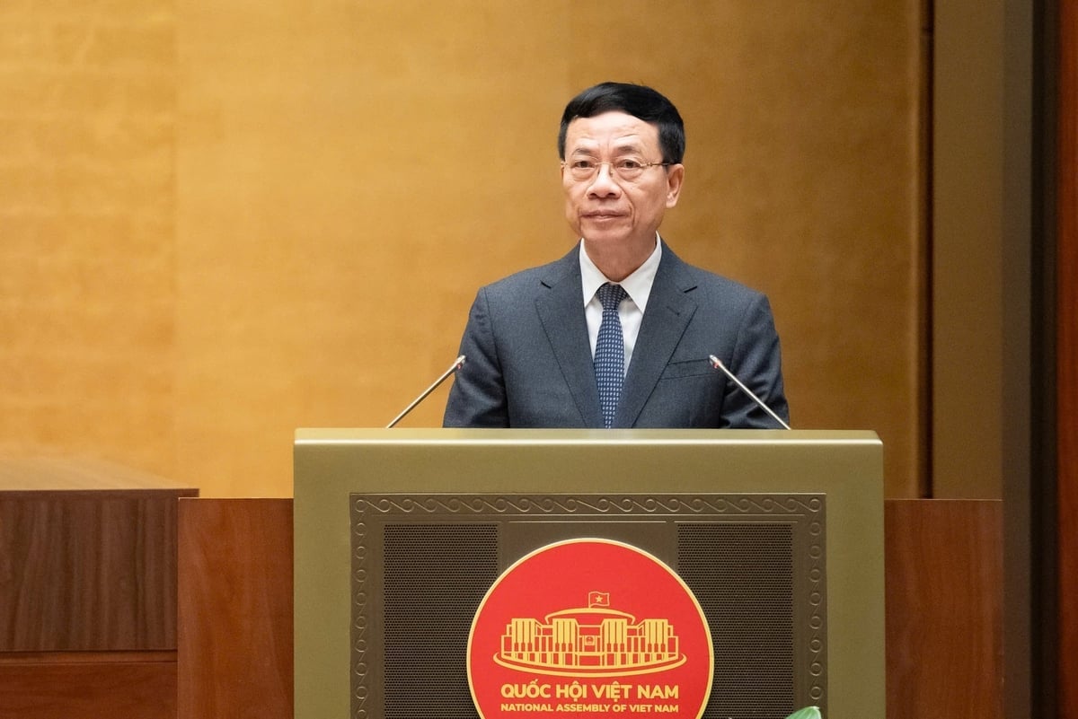 Le ministre des Sciences et des Technologies, Nguyen Manh Hung, présente le rapport. Photo : Quochoi.vn Bộ trưởng Bộ Khoa học và Công nghệ Nguyễn Mạnh Hùng trình bày Tờ trình. Ảnh: Quochoi.vn