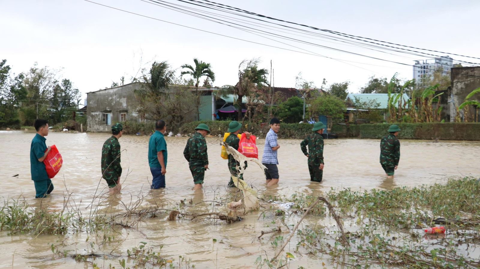 Phó Chủ nhiệm Tổng cục Chính trị, Thượng tướng Trương Thiên Tô tặng quà nhân dân vùng lũ