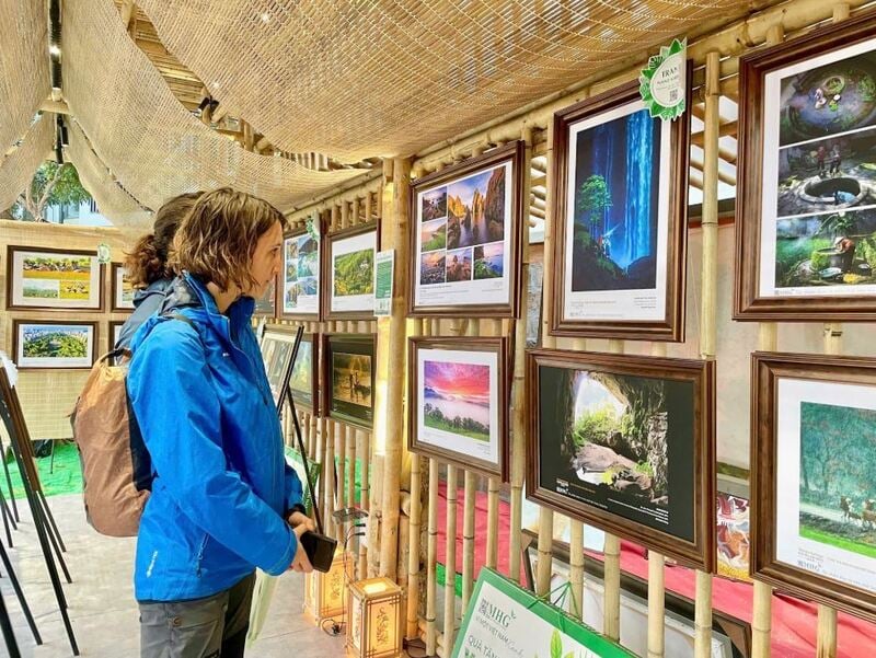 Obrazy Nano grupy Maihoa przyciągają turystów.