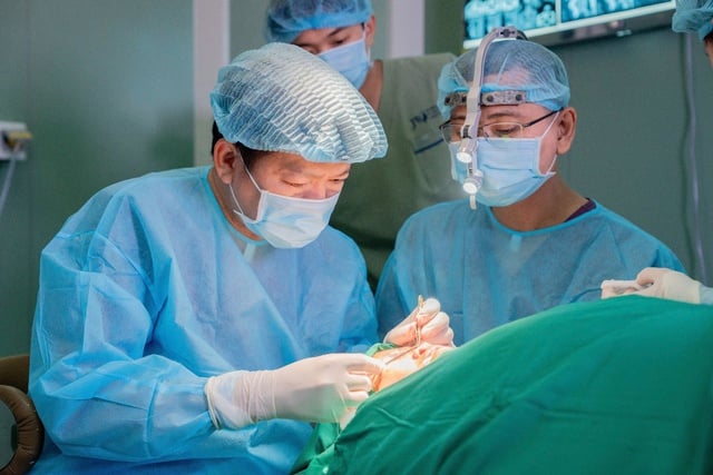 Cụ bà mang khối u đầu mũi hoại tử, chảy máu liên tục - Ảnh 1.