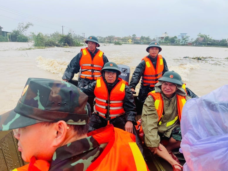 Tổng cục Chính trị thăm, động viên người dân vùng lũ Đắk Lắk và Gia Lai- Ảnh 1.