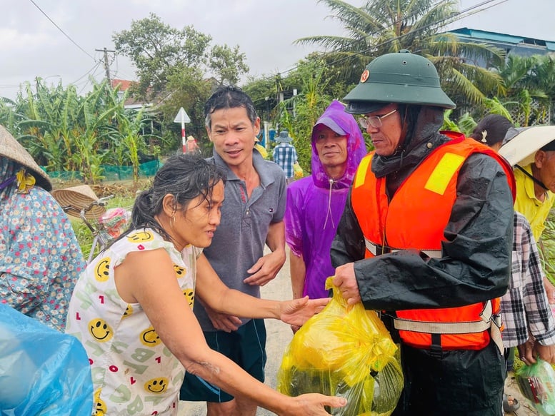 Tổng cục Chính trị thăm, động viên người dân vùng lũ Đắk Lắk và Gia Lai- Ảnh 2.