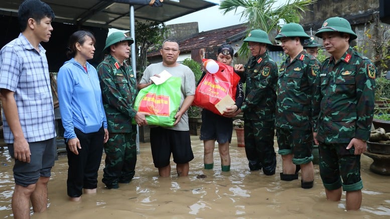 Tổng cục Chính trị thăm, động viên người dân vùng lũ Đắk Lắk và Gia Lai- Ảnh 6.