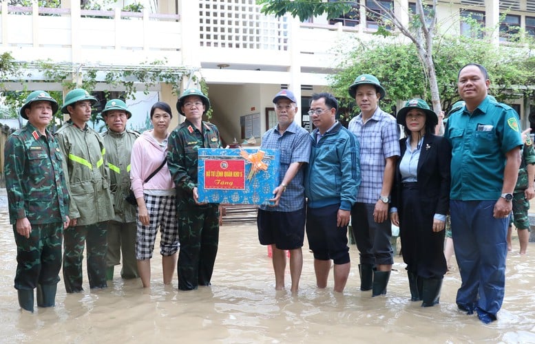 Tổng cục Chính trị thăm, động viên người dân vùng lũ Đắk Lắk và Gia Lai- Ảnh 7.