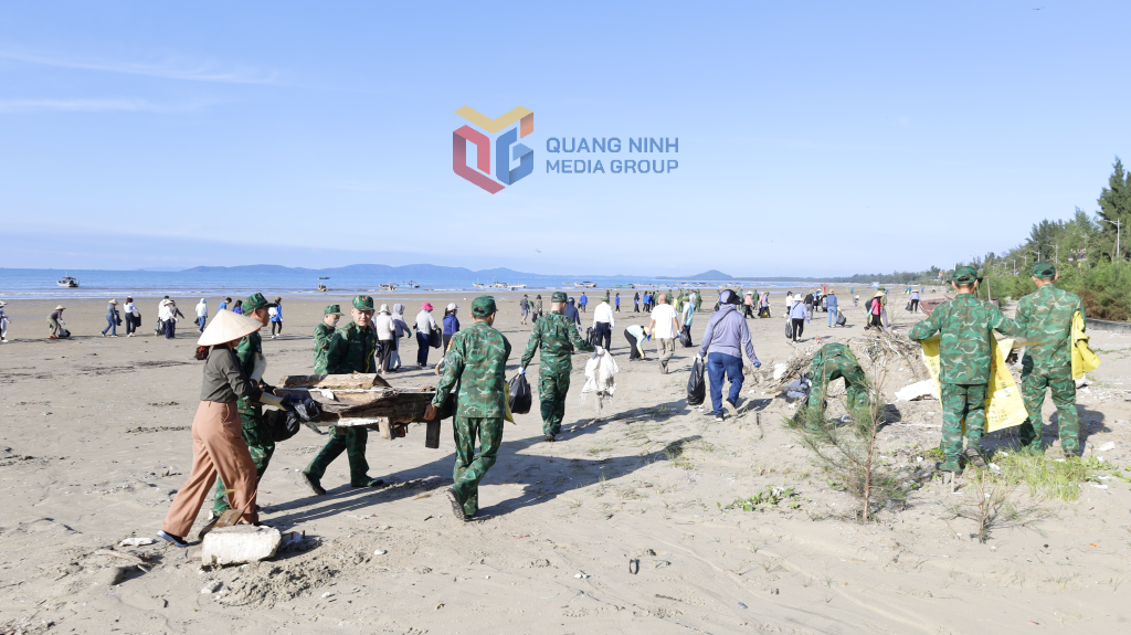 ທໍາ​ຄວາມ​ສະ​ອາດ ແລະ ເກັບ​ຂີ້​ເຫຍື້ອ​ຢູ່​ຫາດ​ຊາຍ Tra Co-Binh Ngoc