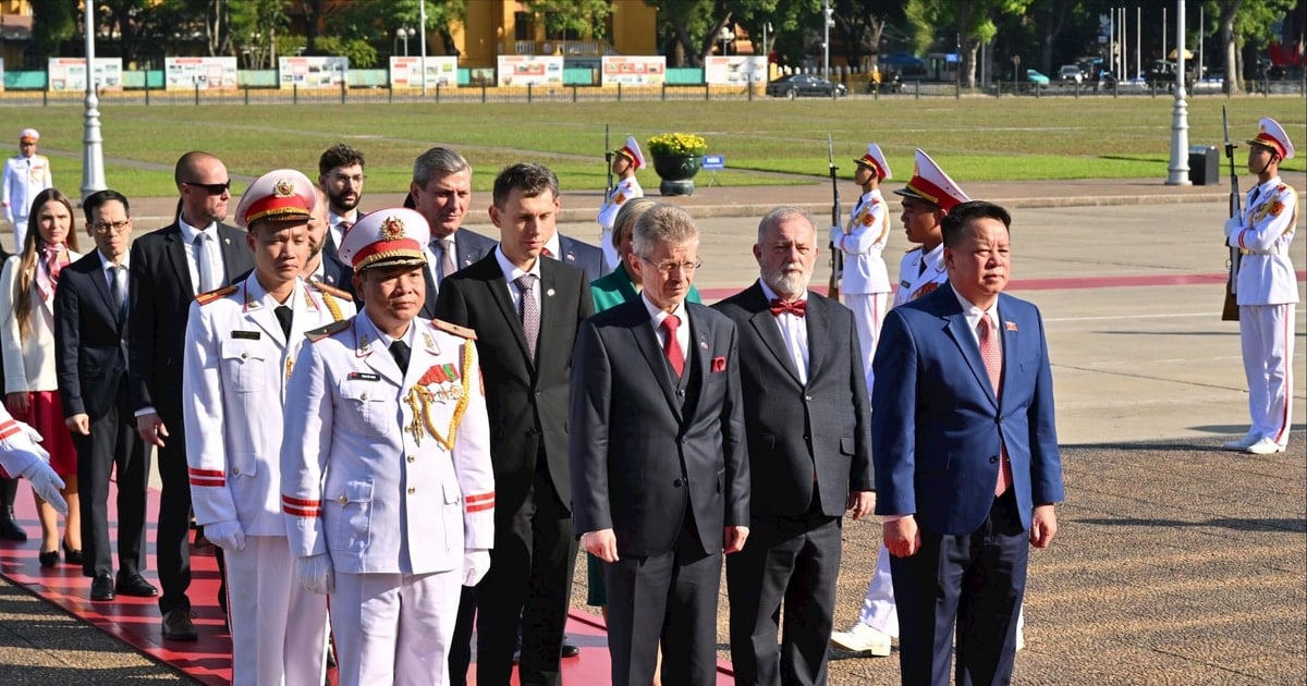 Chủ tịch Thượng viện Quốc hội Cộng hòa Czech Milos Vystrcil viếng Lăng Chủ tịch Hồ Chí Minh