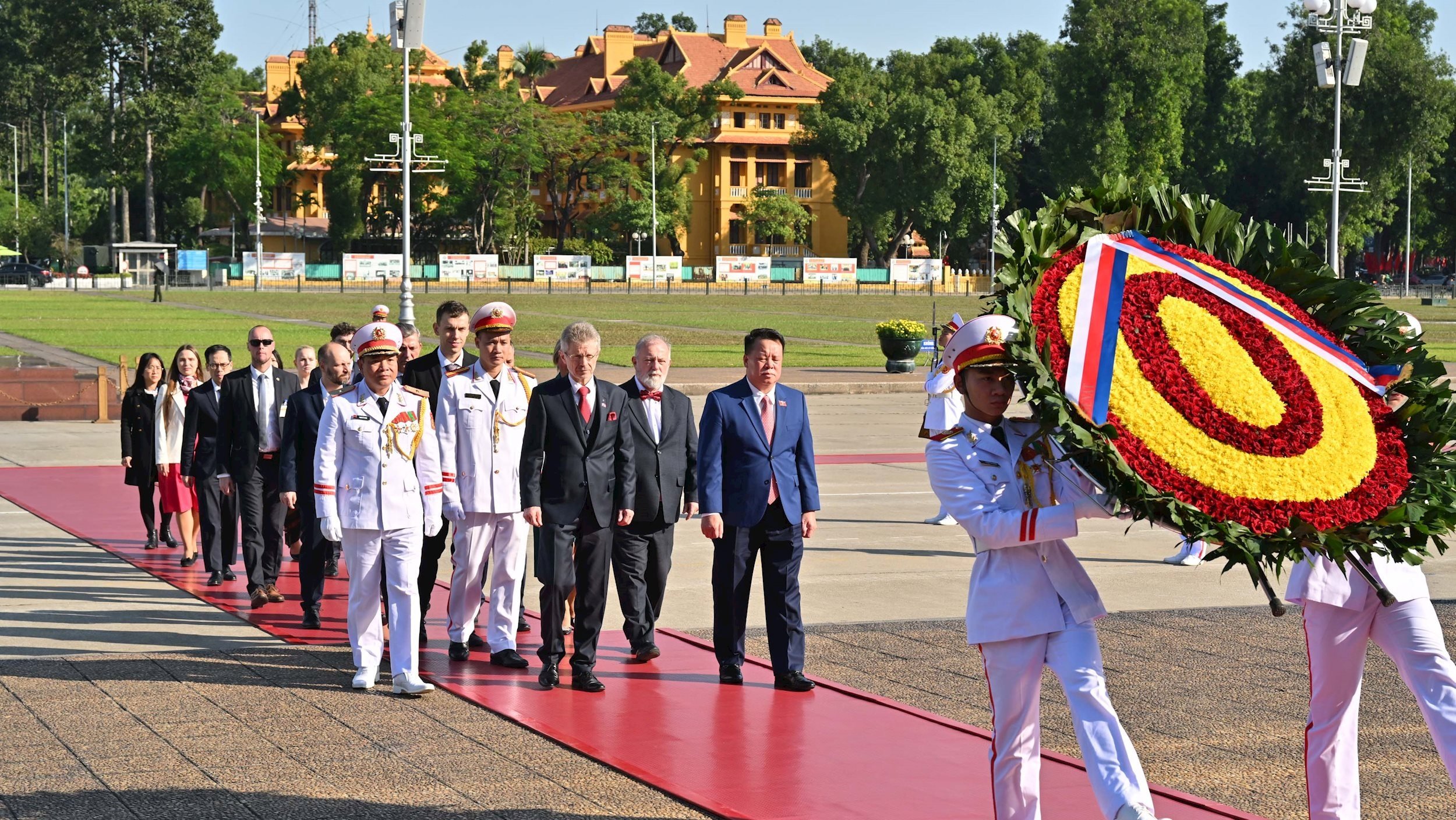 ທ່ານປະທານສະພາສູງ ສ.ເຊັກໂກ Milos Vystrcil ແລະ ຄະນະຜູ້ແທນຂັ້ນສູງໄດ້ວາງພວງມາລາ ແລະ ຢ້ຽມຢາມສຸສານປະທານໂຮ່ຈິມິນ VQK_6702.