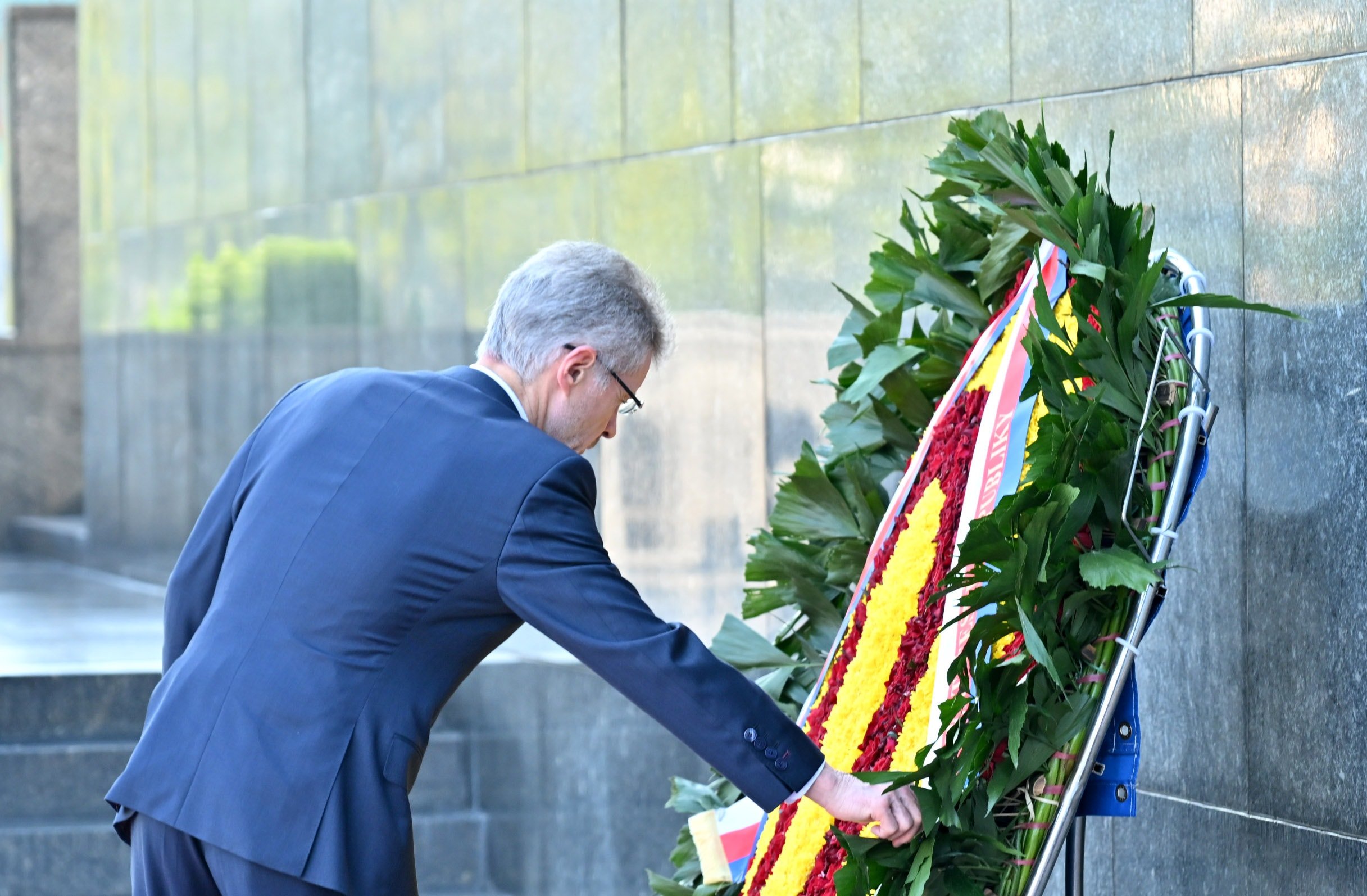 ທ່ານປະທານສະພາສູງ ສ.ເຊັກໂກ Milos Vystrcil ແລະ ຄະນະຜູ້ແທນຂັ້ນສູງໄດ້ວາງພວງມາລາ ແລະ ຢ້ຽມຢາມສຸສານປະທານໂຮ່ຈິມິນ VQK_6741.