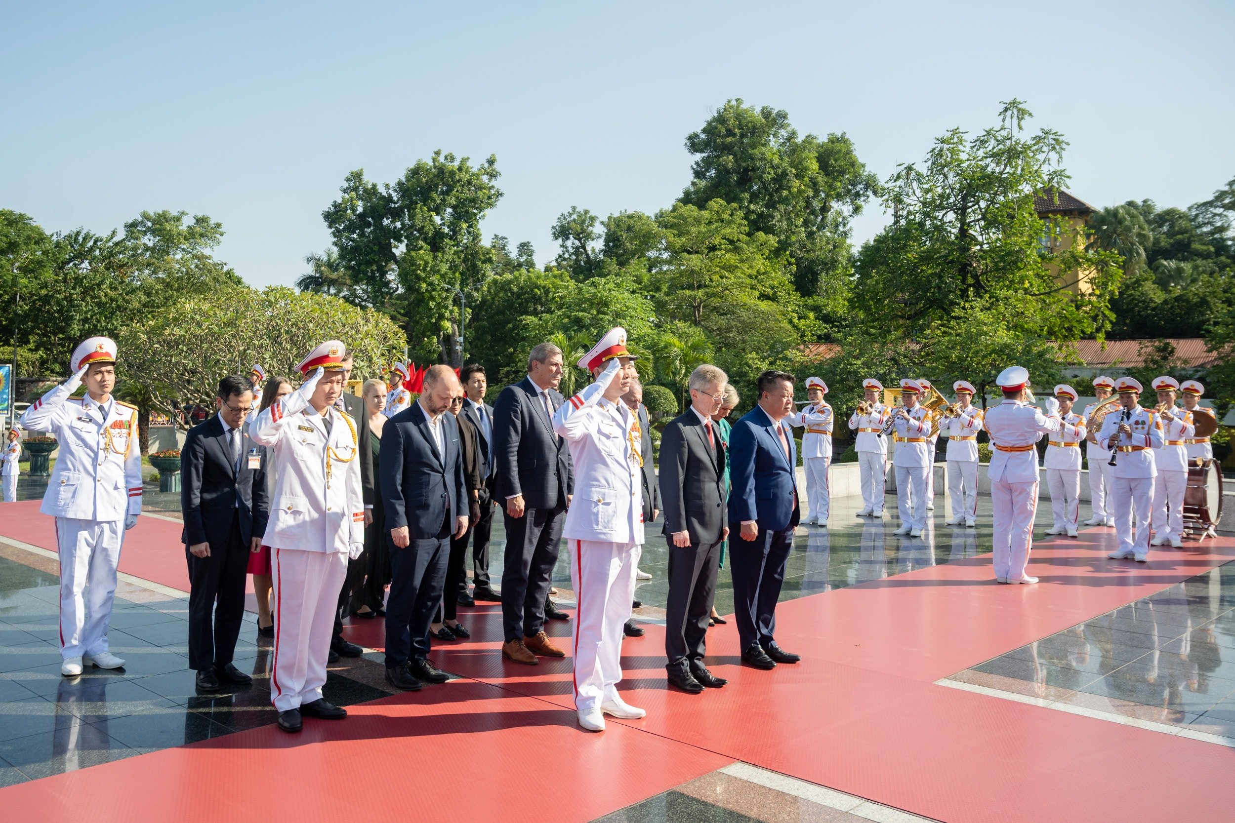 ວາງດອກໄມ້ຢູ່ອະນຸສາວະລີວິລະຊົນ ແລະ ນັກຮົບເສຍສະຫຼະຊີວິດເພື່ອຊາດ