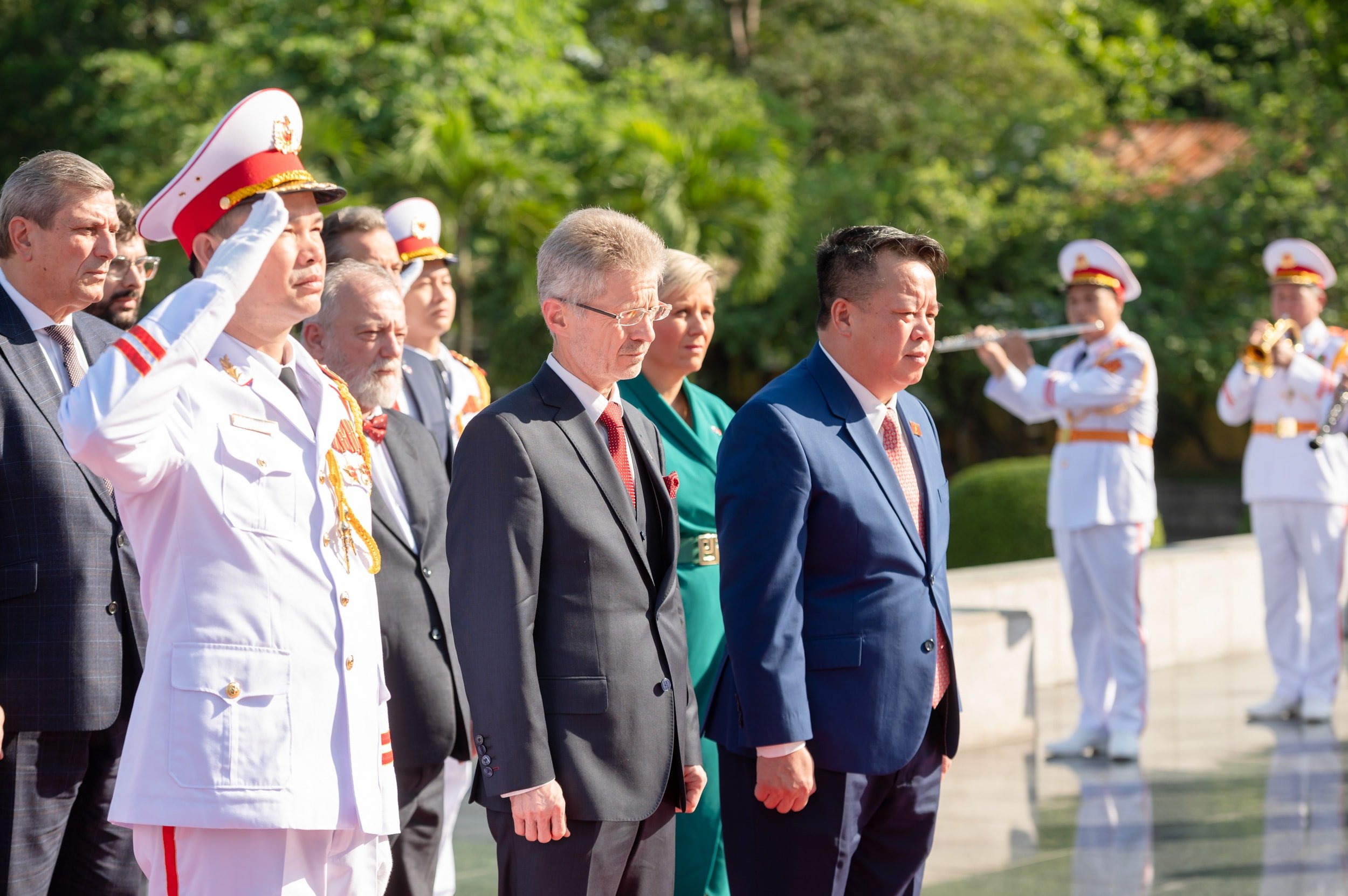 ວາງດອກໄມ້ຢູ່ອະນຸສາວະລີວິລະຊົນ ແລະ ນັກຮົບເສຍສະຫຼະຊີວິດເພື່ອຊາດ