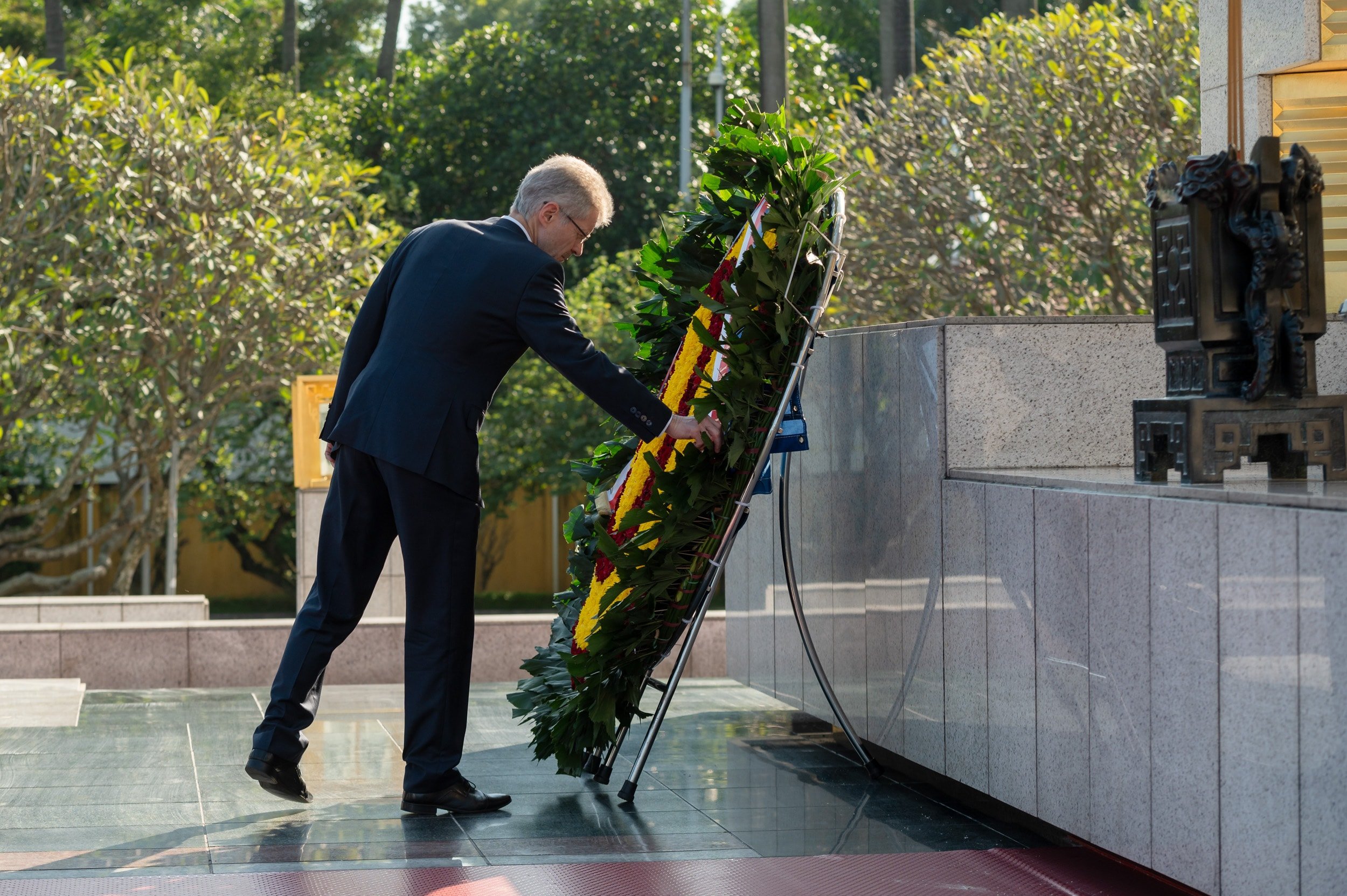 ວາງດອກໄມ້ຢູ່ອະນຸສາວະລີວິລະຊົນ ແລະ ນັກຮົບເສຍສະຫຼະຊີວິດເພື່ອຊາດ