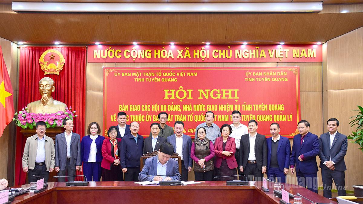 Bàn giao 21 Hội do Đảng, Nhà nước giao nhiệm vụ về trực thuộc Ủy ban Mặt trận Tổ quốc Việt Nam tỉnh