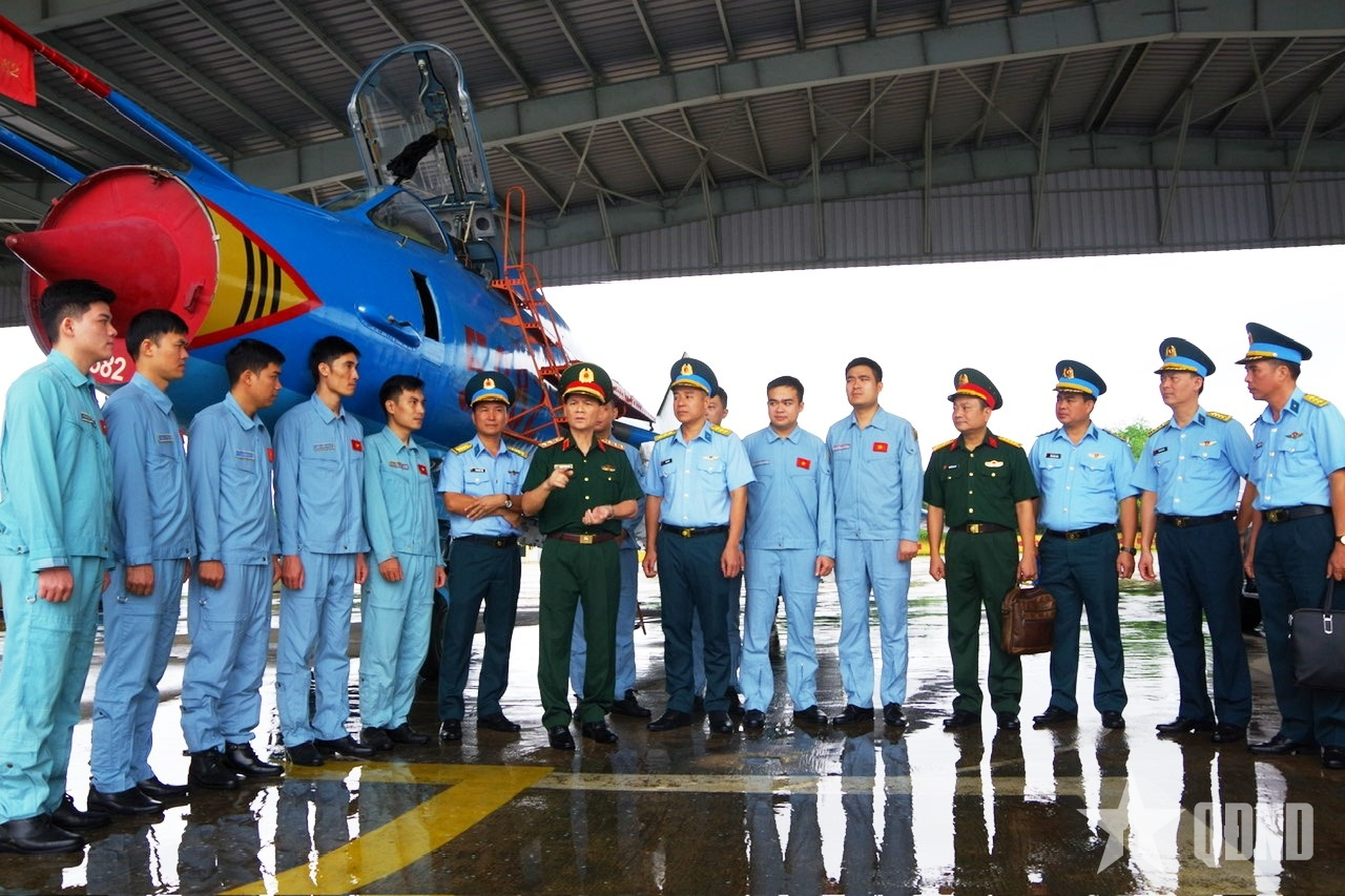 Thượng tướng Phạm Trường Sơn kiểm tra Trung đoàn 937