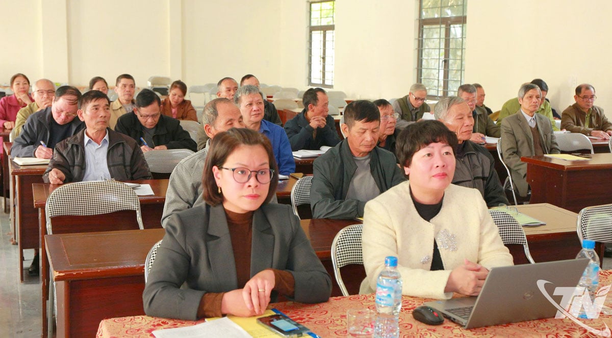 Cung cấp thông tin cho người có uy tín trong đồng bào dân tộc thiểu số