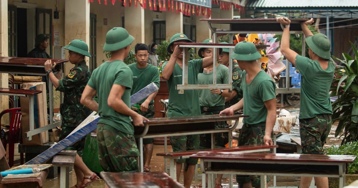 Bộ đội lội bùn giúp giáo viên dọn trường sau lũ lớn