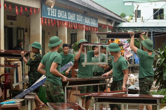 Bộ đội lội bùn giúp giáo viên dọn trường sau lũ lớn- Ảnh 1.