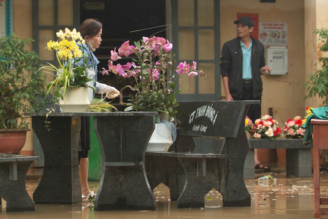 Bộ đội lội bùn giúp giáo viên dọn trường sau lũ lớn- Ảnh 2.