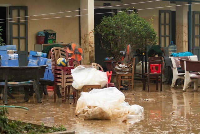 Bộ đội lội bùn giúp giáo viên dọn trường sau lũ lớn- Ảnh 3.