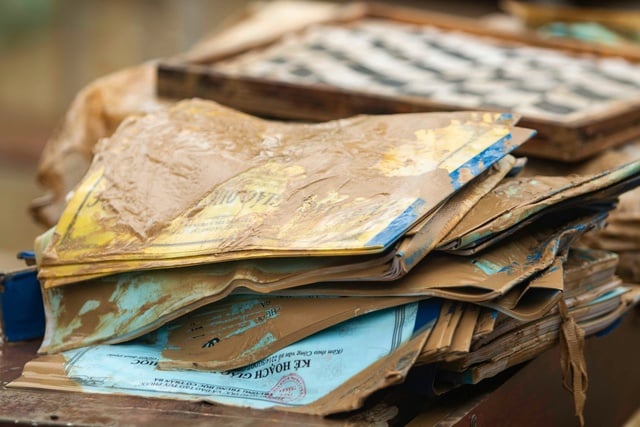 Bộ đội lội bùn giúp giáo viên dọn trường sau lũ lớn- Ảnh 4.