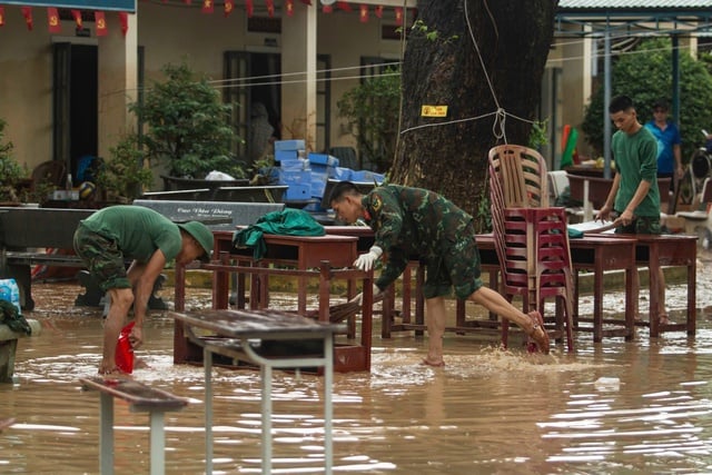 Bộ đội lội bùn giúp giáo viên dọn trường sau lũ lớn- Ảnh 5.