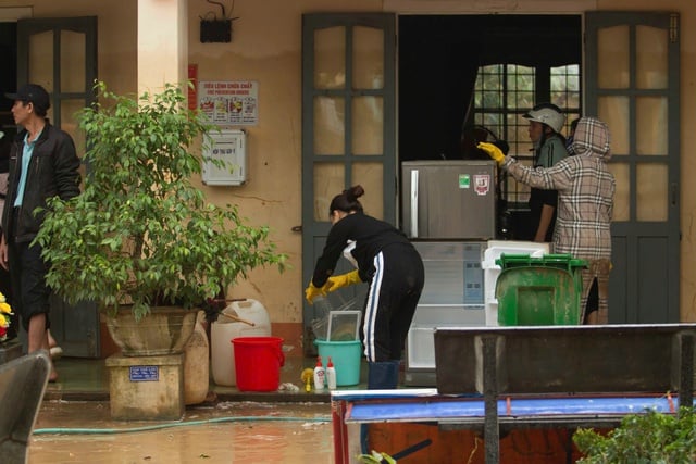 Bộ đội lội bùn giúp giáo viên dọn trường sau lũ lớn- Ảnh 6.