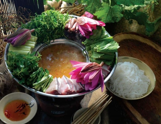 ເຄັດລັບການເລືອກຜັກກາດຮ້ອນປາທີ່ມີລົດຊາດຕາເວັນຕົກມາດຕະຖານ, ຊ່ວຍປັບສົມດູນທາງດ້ານໂພຊະນາການ - ຮູບ 1. Bí quyết chọn rau ăn lẩu mắm chuẩn vị miền Tây, giúp cân bằng dinh dưỡng - Ảnh 1.