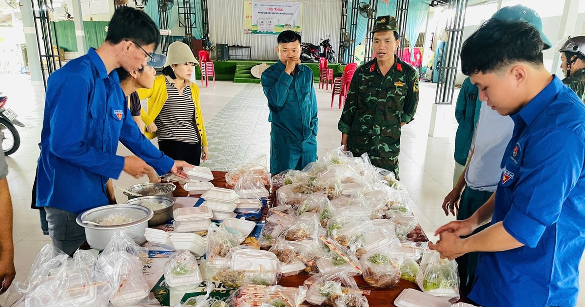 Ấm tình quân - dân giữa mưa lũ ở Cát Tiên