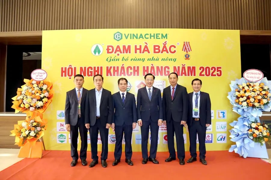 Ông Nguyễn Hữu Tú, Tổng giám đốc Tập đoàn chụp hình lưu niệm cùng ban lãnh đạo Công ty. Ảnh: Vinachem.