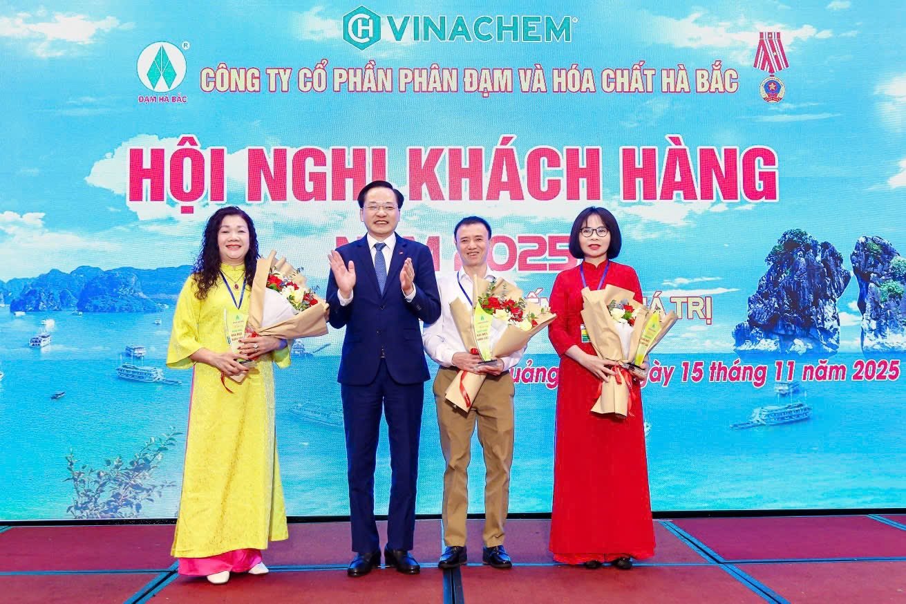Tại Hội nghị, Công ty đã khen thưởng các nhà phân phối, đại lý có thành tích xuất sắc trong năm, đồng thời vinh danh những đơn vị gắn bó lâu năm, củng cố mối quan hệ hợp tác bền chặt. Ảnh: Vinachem.