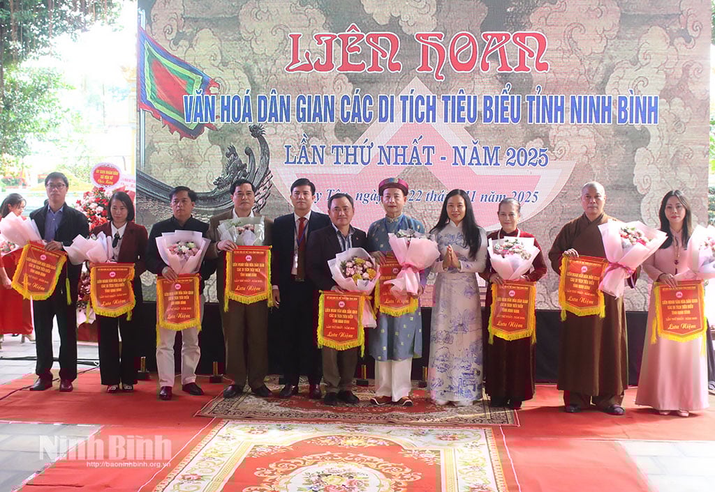 Kluby biorące udział w Festiwalu otrzymują od Komitetu Organizacyjnego pamiątkowe flagi.