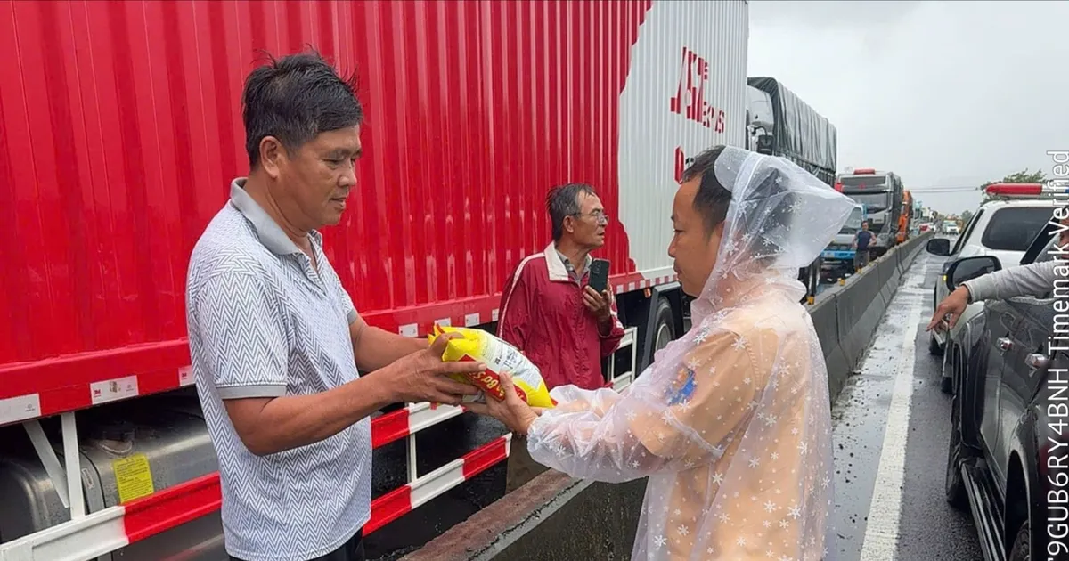 Quốc lộ 1A qua Khánh Hòa ùn tắc hơn 20km