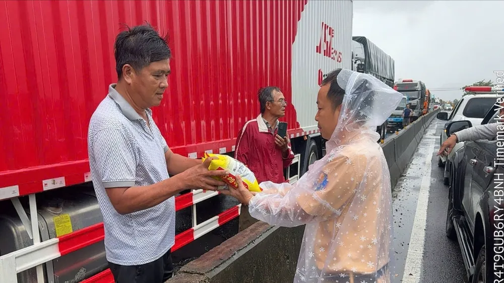 משטרת התנועה מספקת אוכל לנהגים שרכביהם תקועים בכביש לאומי 1A.