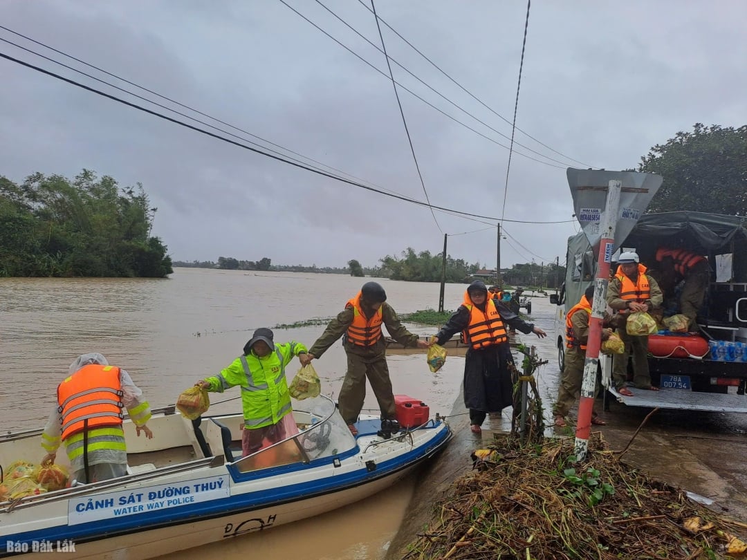 Quyết tâm không để người dân vùng lũ bị đói, rét