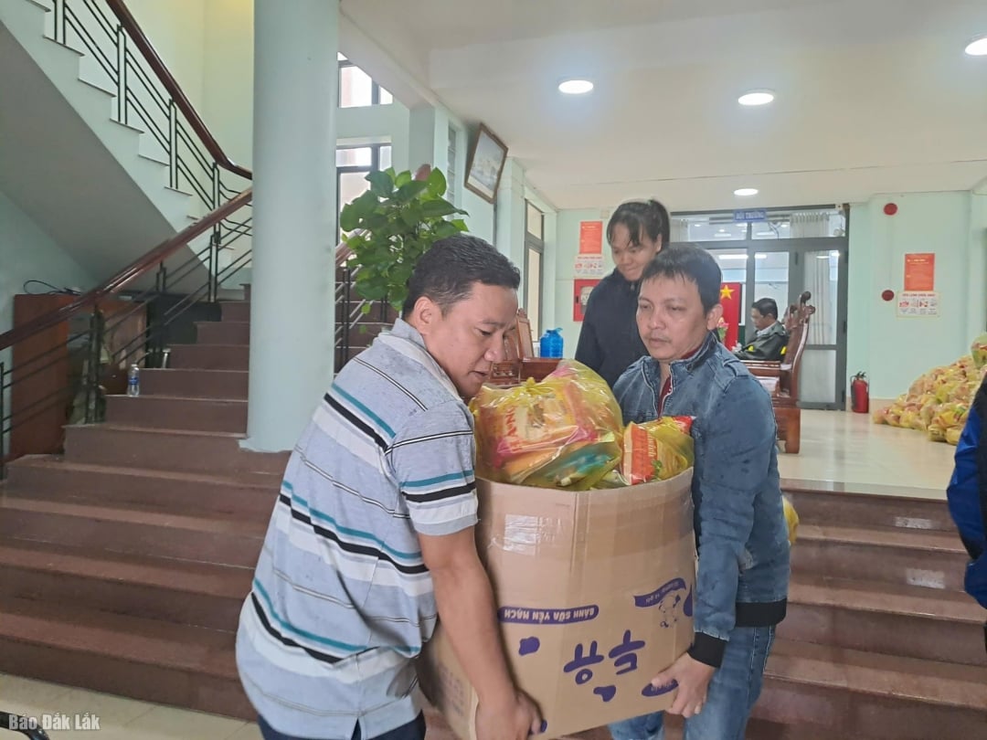 Προετοιμασία ειδών πρώτης ανάγκης για την υποστήριξη των πλημμυρισμένων περιοχών.