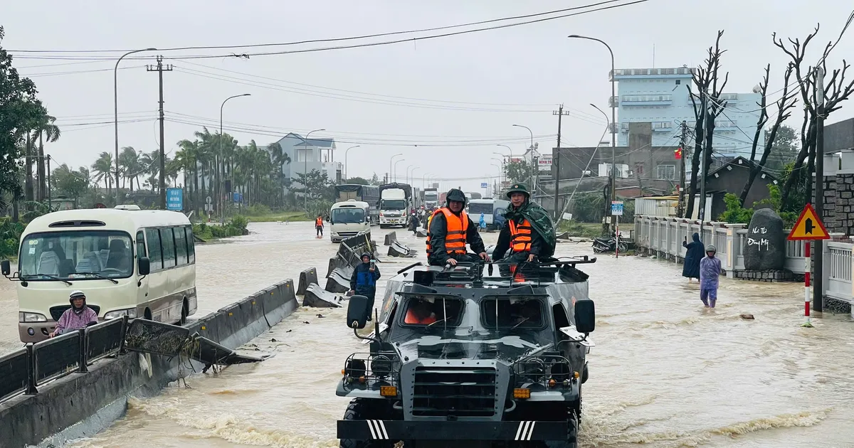 Quân khu 5 điều động xe thiết giáp, ứng cứu người dân vùng lũ Đắk Lắk