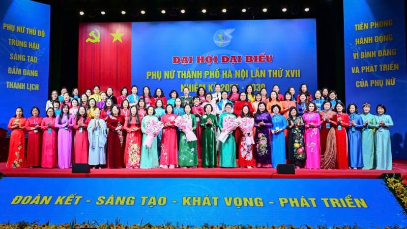 Das Exekutivkomitee des Frauenverbandes von Hanoi, 17. Amtszeit, wurde dem Kongress vorgestellt. (Foto: BAO LONG)