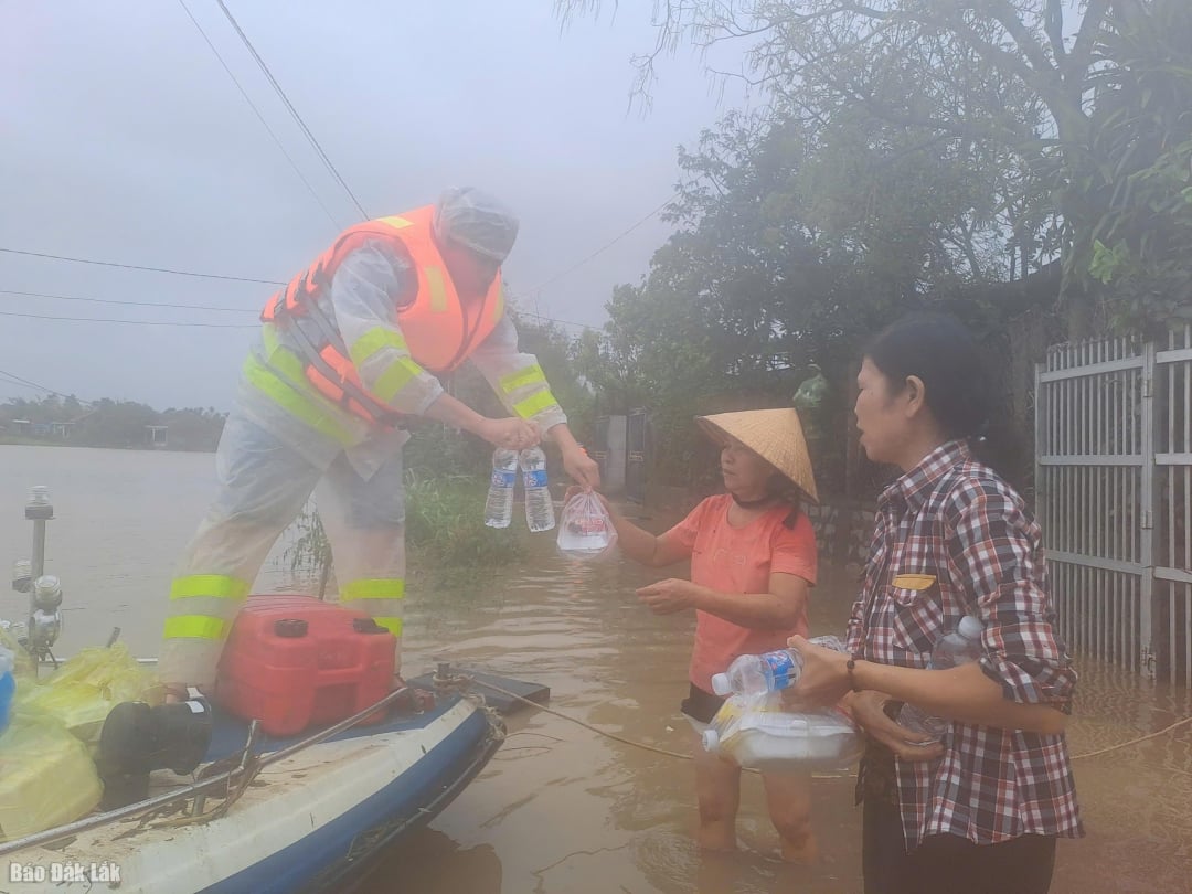 Η ομάδα διάσωσης μετέφερε είδη πρώτης ανάγκης στους κατοίκους των πλημμυρισμένων περιοχών.